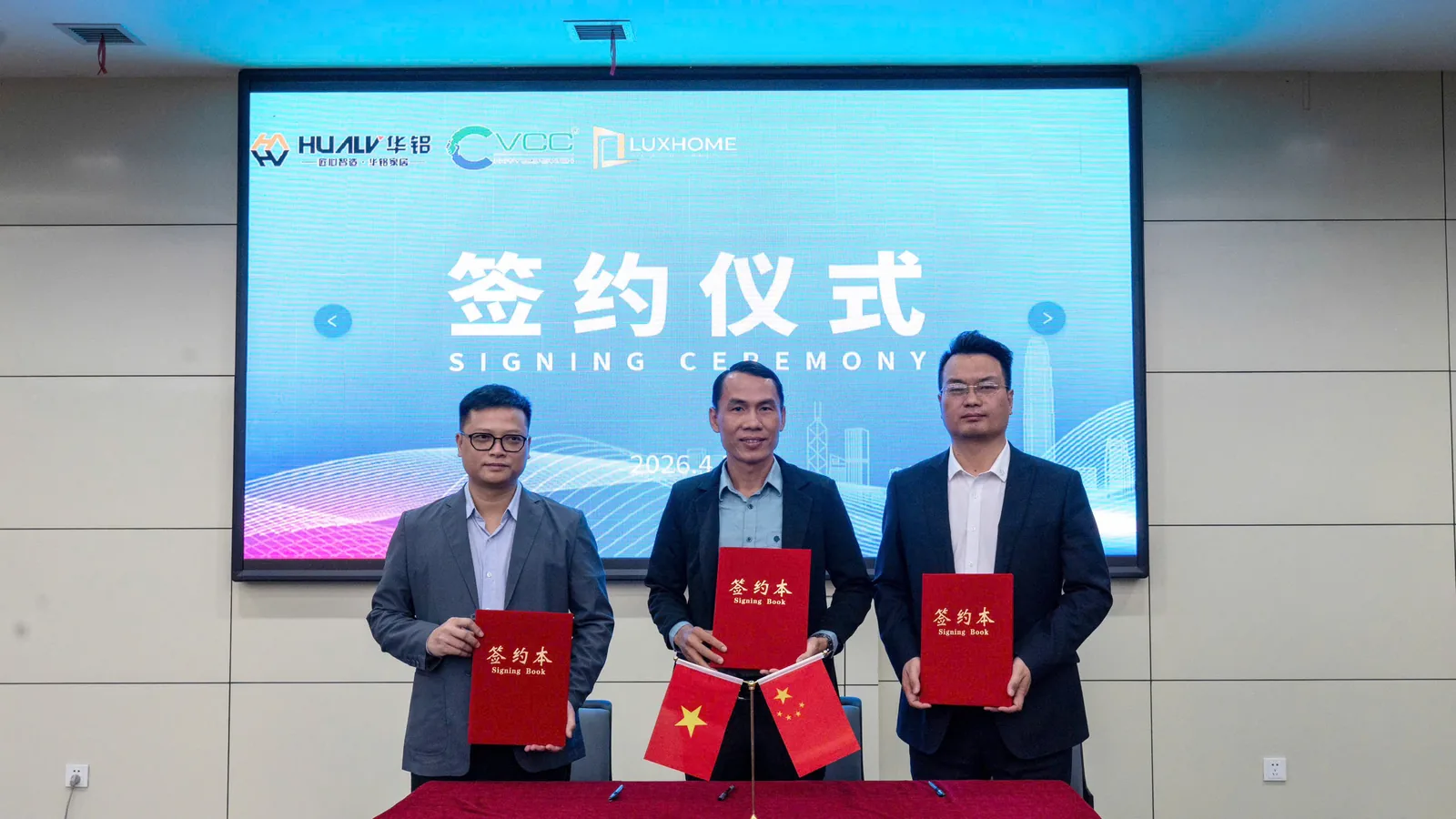 Đại diện VCC và HualvHome cầm văn bản ký kết